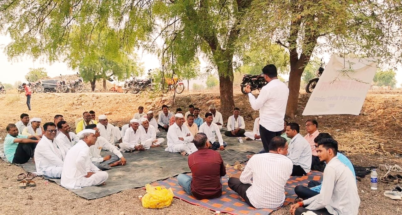 बेजबाबदार ग्रामसेवकावर तात्काळ कारवाई करण्यात यावी, संतप्त ग्रामस्थांची मागणी